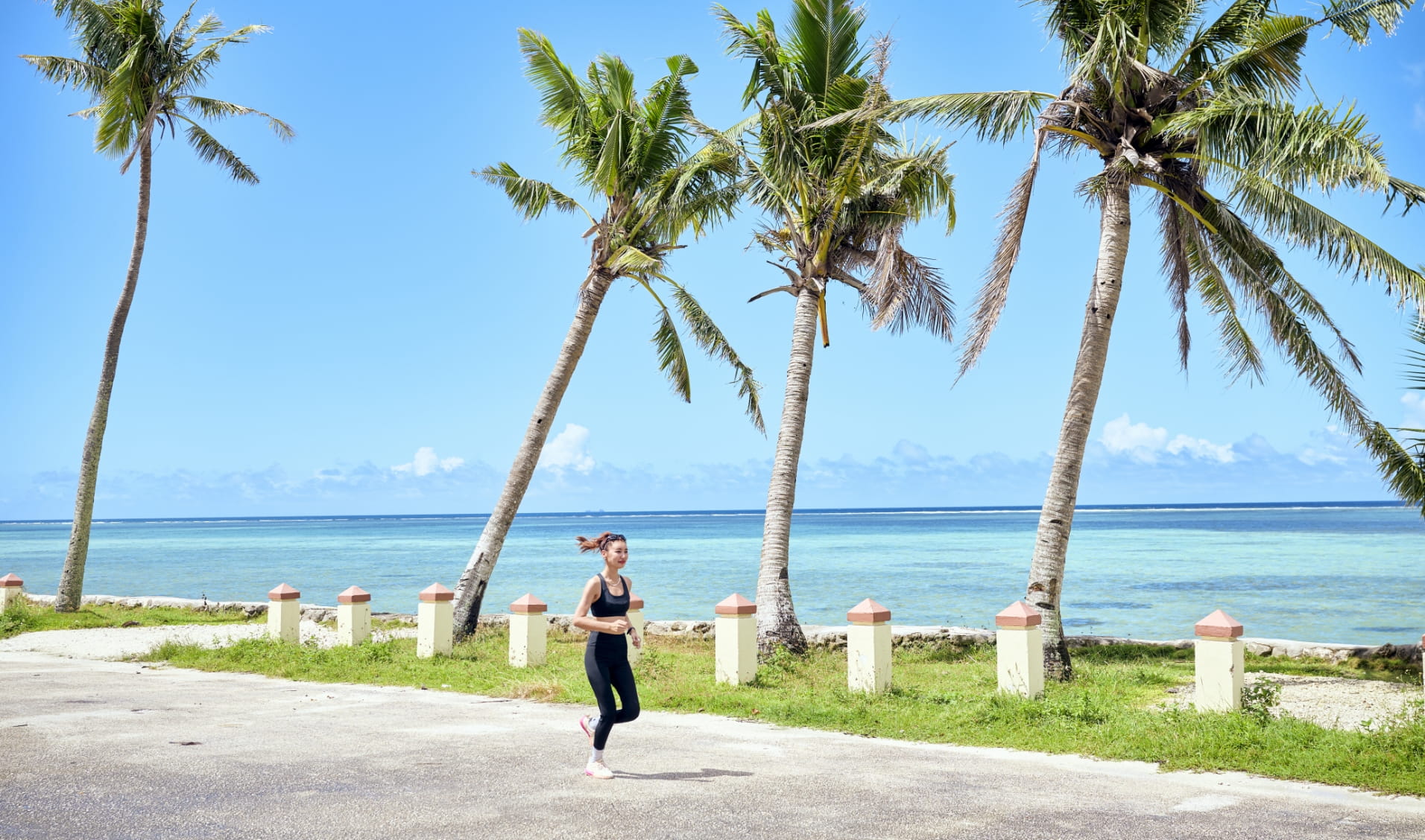 海辺でランニングする女性の写真